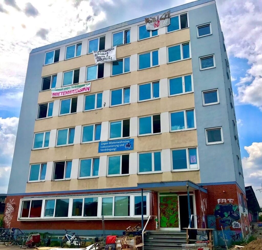 Bild 1: Das leerstehende sechsgeschossige Gebäude in der Marktstraße wird zum Schutz gegen Corona von Obdachlosen besetzt.