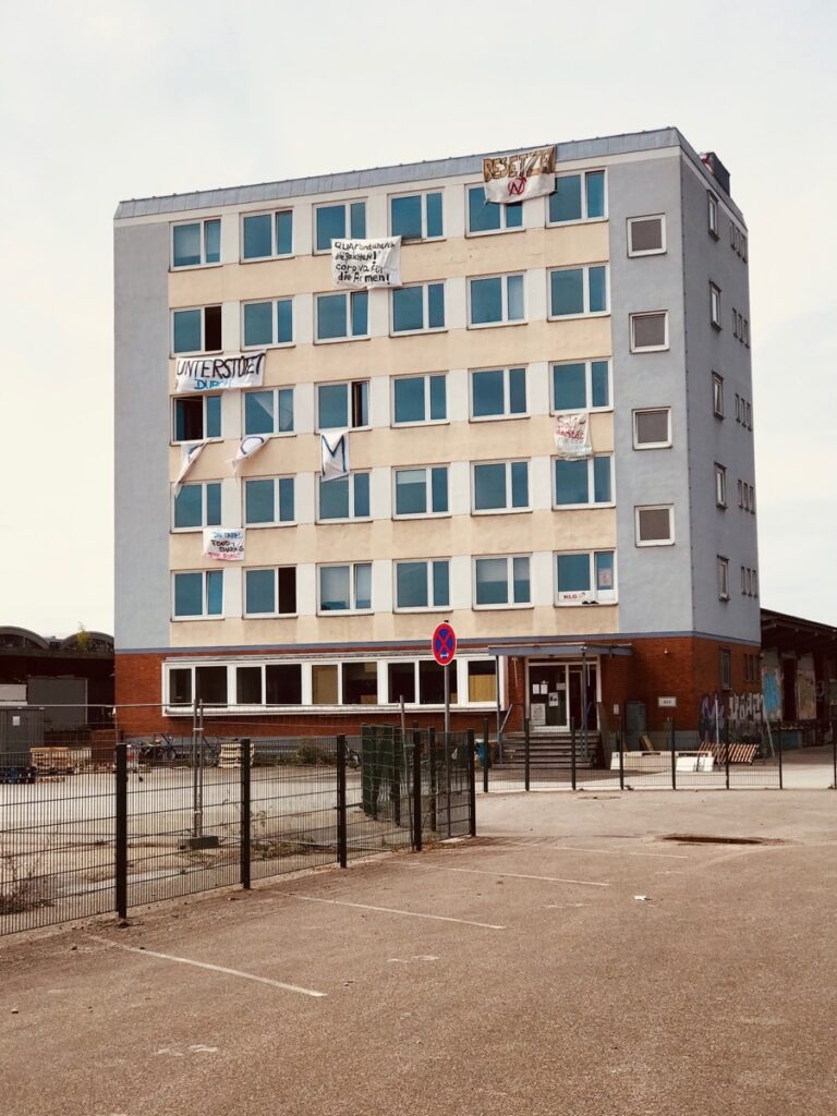Bild 2: Das besetzte Gebäude in der Marktstraße wird wird zum städtischen Obdachlosen-Projekt OMZ.